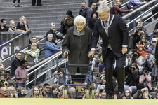 844949 Afbeelding van een oudere vrouw met een rollator, begeleid door burgemeester Jan van Zanen, deelnemers aan 'What ...